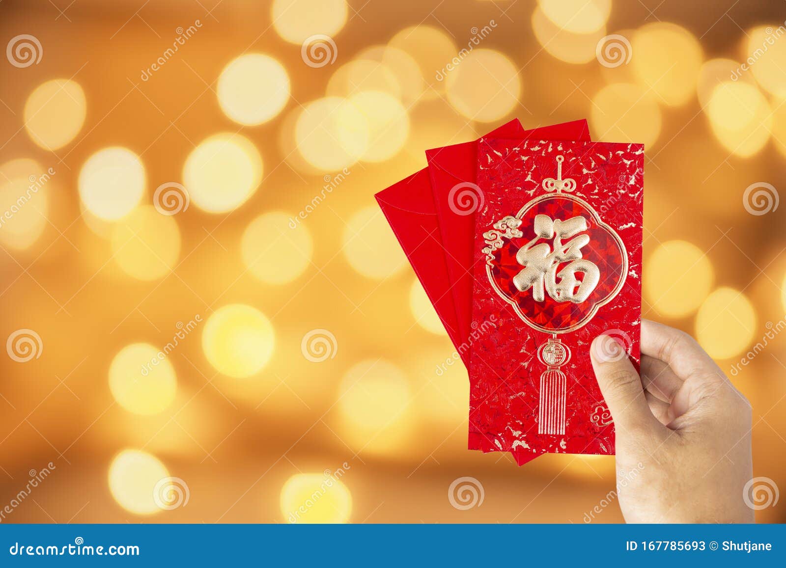 快乐的年轻女士手拿红包-蓝牛仔影像-中国原创广告影像素材