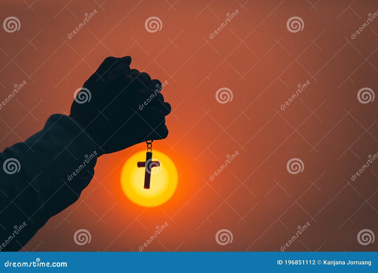 祈祷的妇女拿着十字架 库存图片. 图片 包括有 基督, 天主教, 关闭, 人员, 宽容, 信徒, 相信 - 134668541