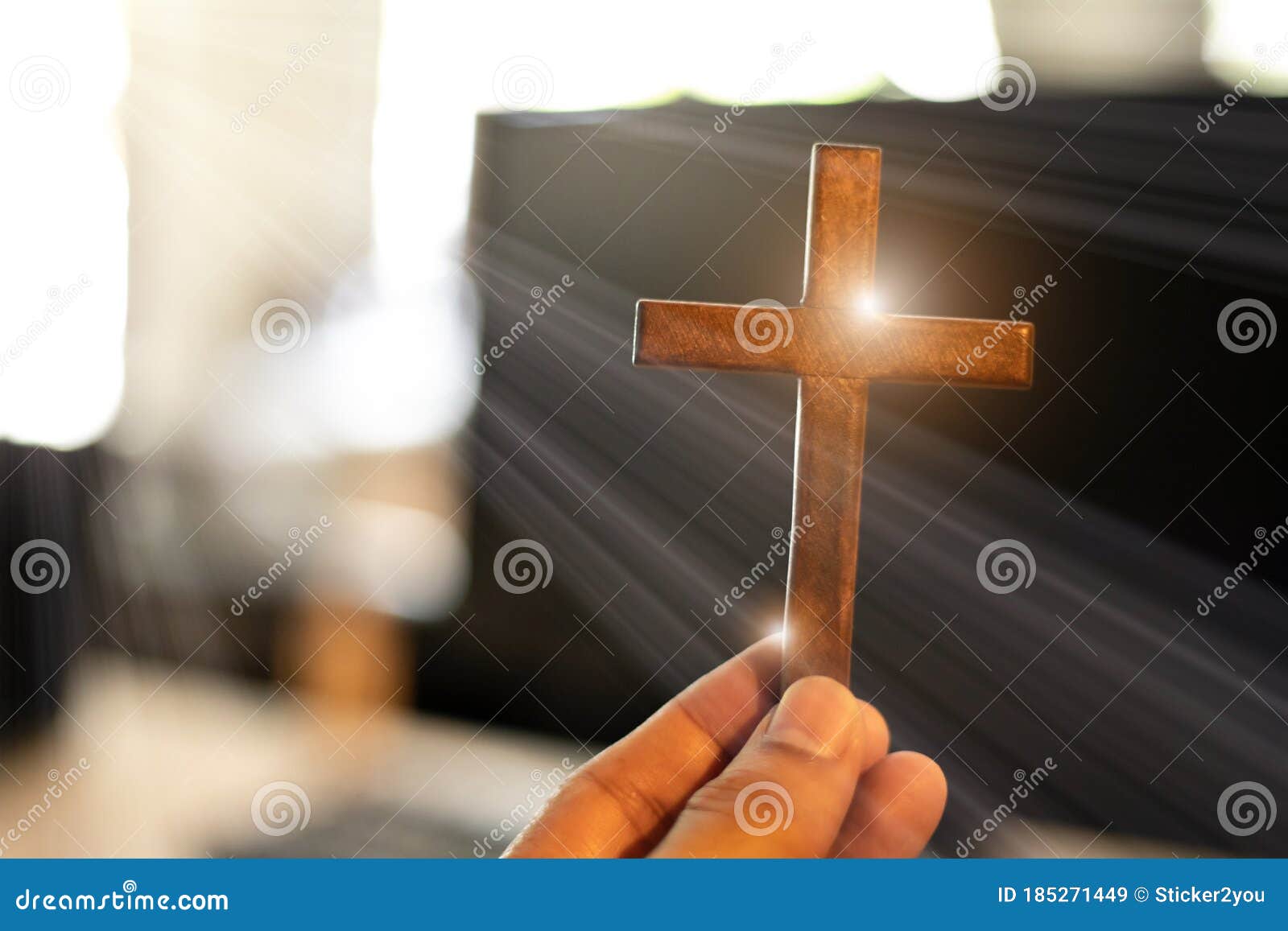 拿着十字架的手 库存图片. 图片 包括有 基督教, 宽容, 现有量, 相信, 背包, 信仰, 基督徒, 祈祷 - 61056615