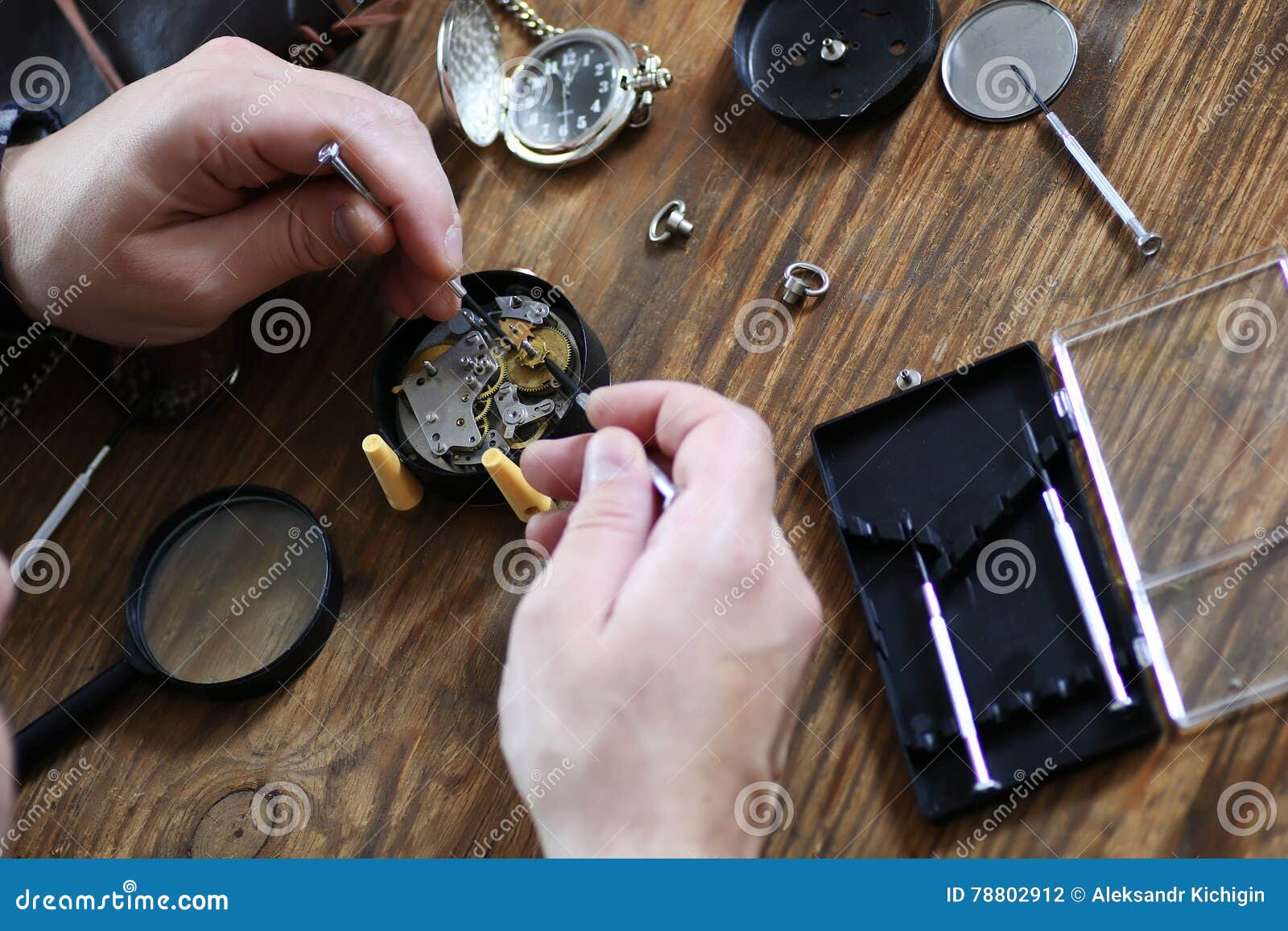 钟表匠修理手表-蓝牛仔影像-中国原创广告影像素材