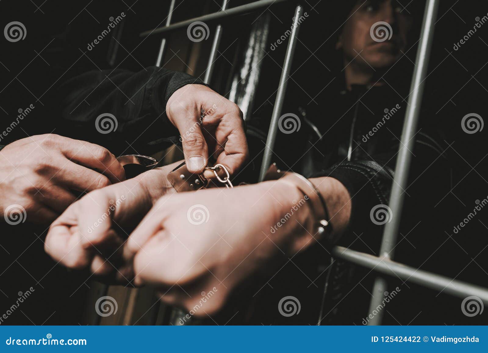 警察钢手铐，被拘捕的警察 编辑类照片. 图片 包括有 控制, 罪行, 锁定, 现有量, 囚犯, 链子, 犯罪 - 114747631