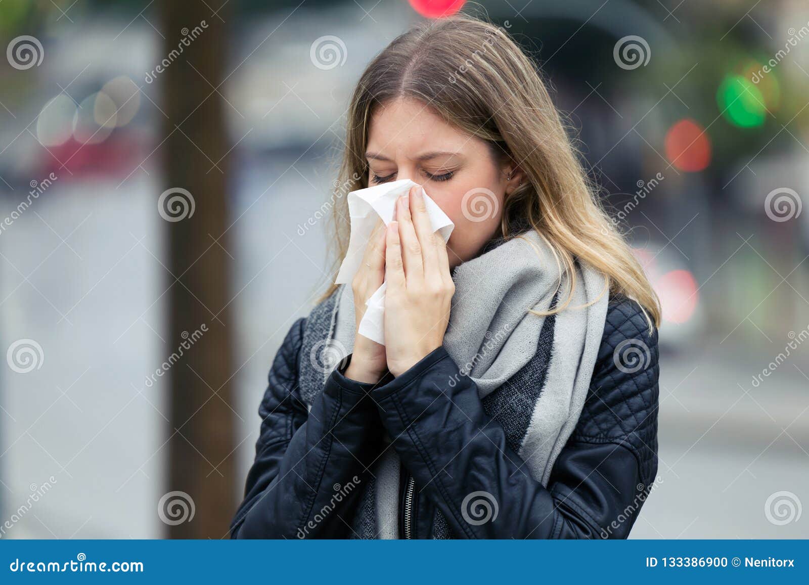 春天 患有流感或过敏症的女人对着她的手帕打喷嚏人物形象免费下载_jpg格式_3744像素_编号40593437-千图网