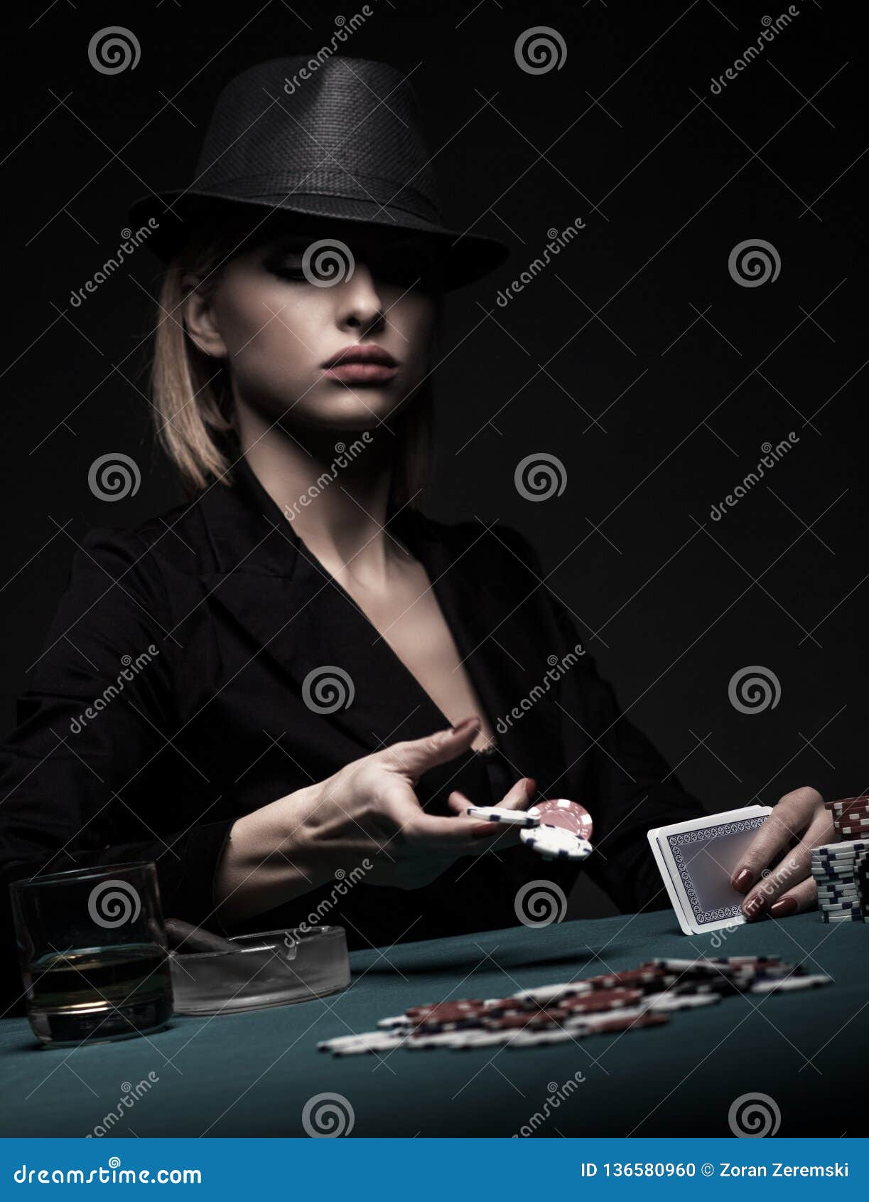 打扑克的性感美女图片素材-编号26550043-图行天下