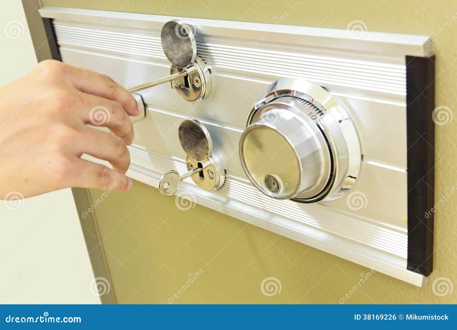 打开的大钢银行保险柜