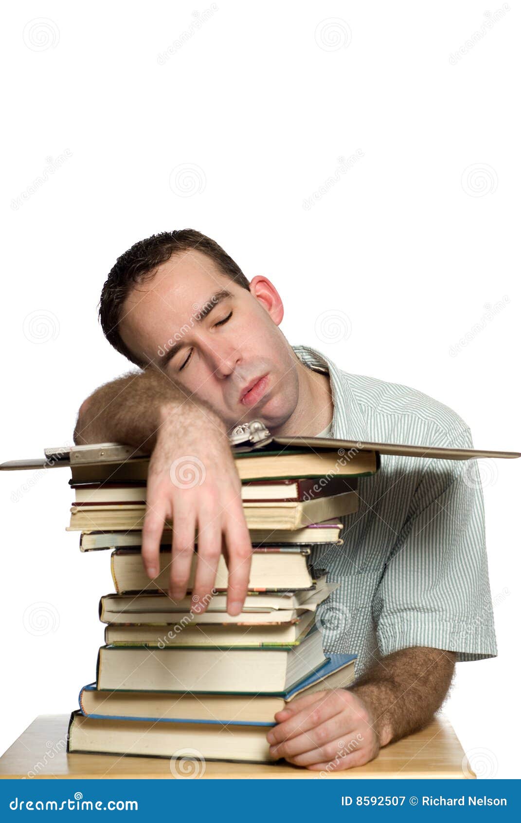 在大学课堂睡觉的男生高清摄影大图-千库网