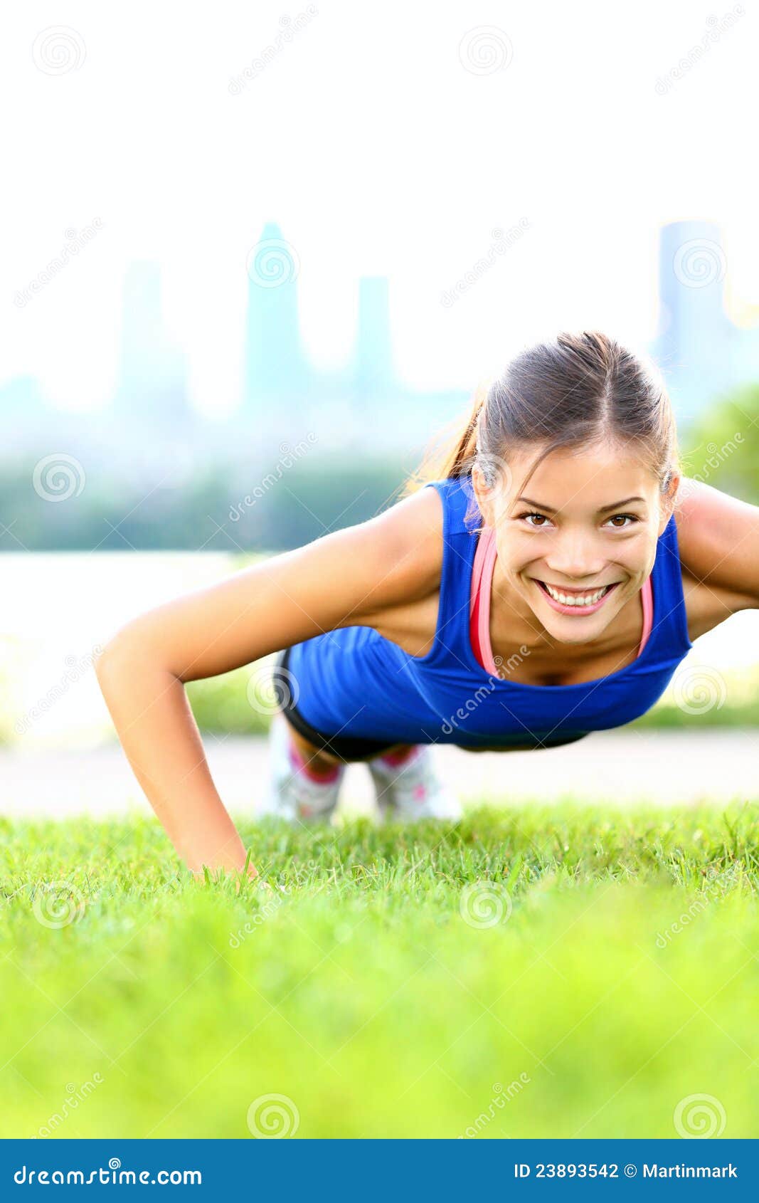 执行俯卧撑妇女锻炼. 亚洲照相机快乐的执行的执行健身愉快的看起来的室外推进微笑的体育运动培训上升妇女锻炼