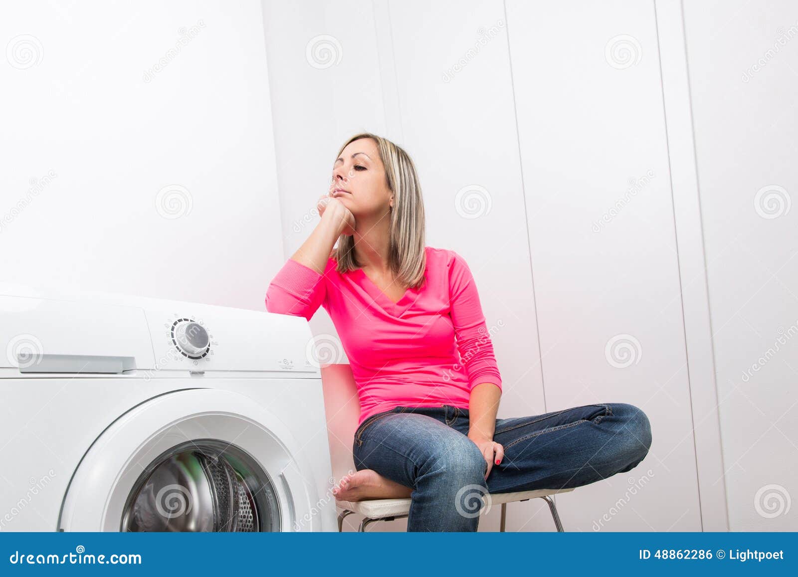 站立在洗衣机旁边的少妇 库存照片. 图片 包括有 成人, 快乐, 充分, 设备, 摆在, 长度, 白种人 - 57222938