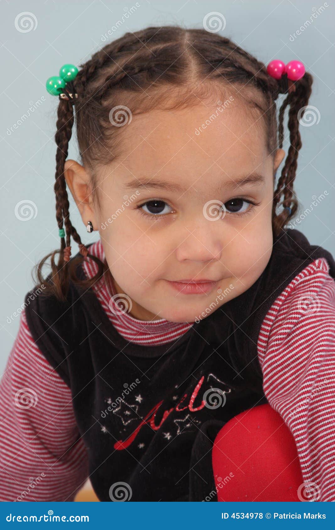 扎着辫子，吮着棒棒糖的小女孩照片摄影图片_ID:144678292-Veer图库