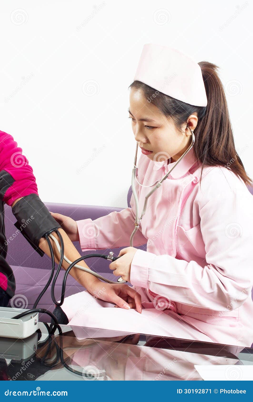 检查耐心` s血压的护士的中央部位 库存图片. 图片 包括有 化学家, 患者, 医生, 女孩, 考试, 男性 - 89046855