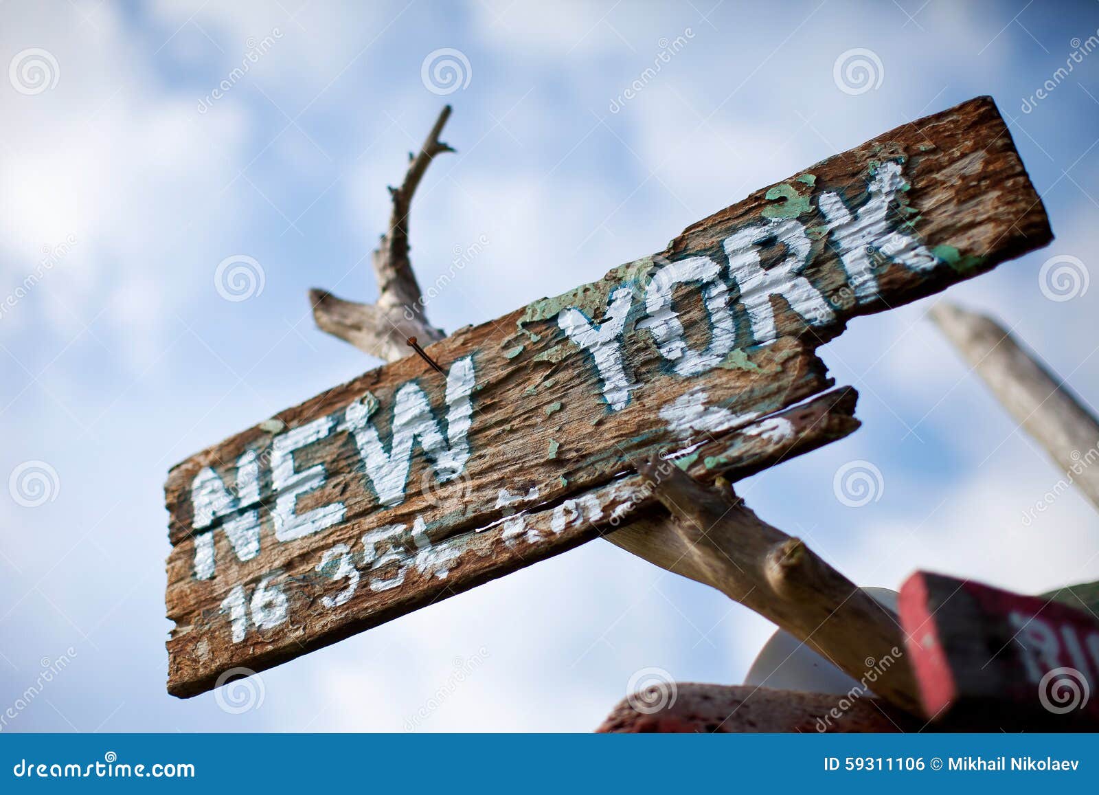 报名参加到纽约. 木标志向纽约