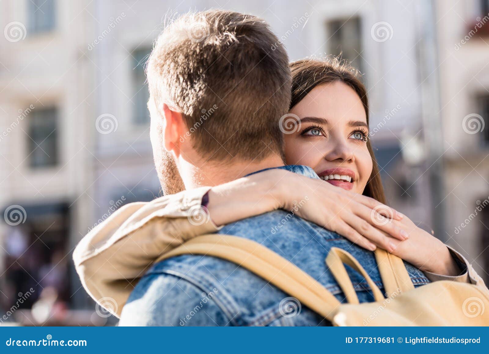 男女相爱抱在一起室外树叶树枝图片下载 - 觅知网