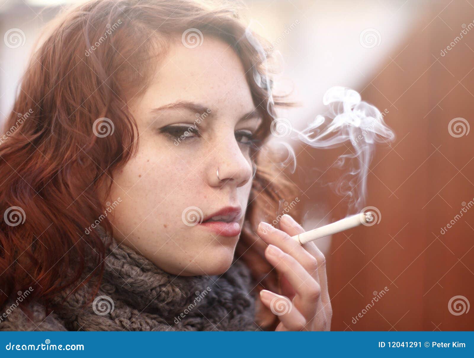 抽烟女人唯美图片桌面壁纸 -桌面天下（Desktx.com）