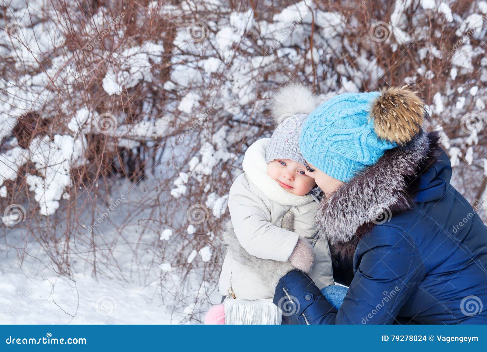 拥抱的夫妇浪漫冬天画象室外在步行在多雪的森林里 库存图片. 图片 包括有 节假日, 演员, 容忍, 喜悦 - 127501167