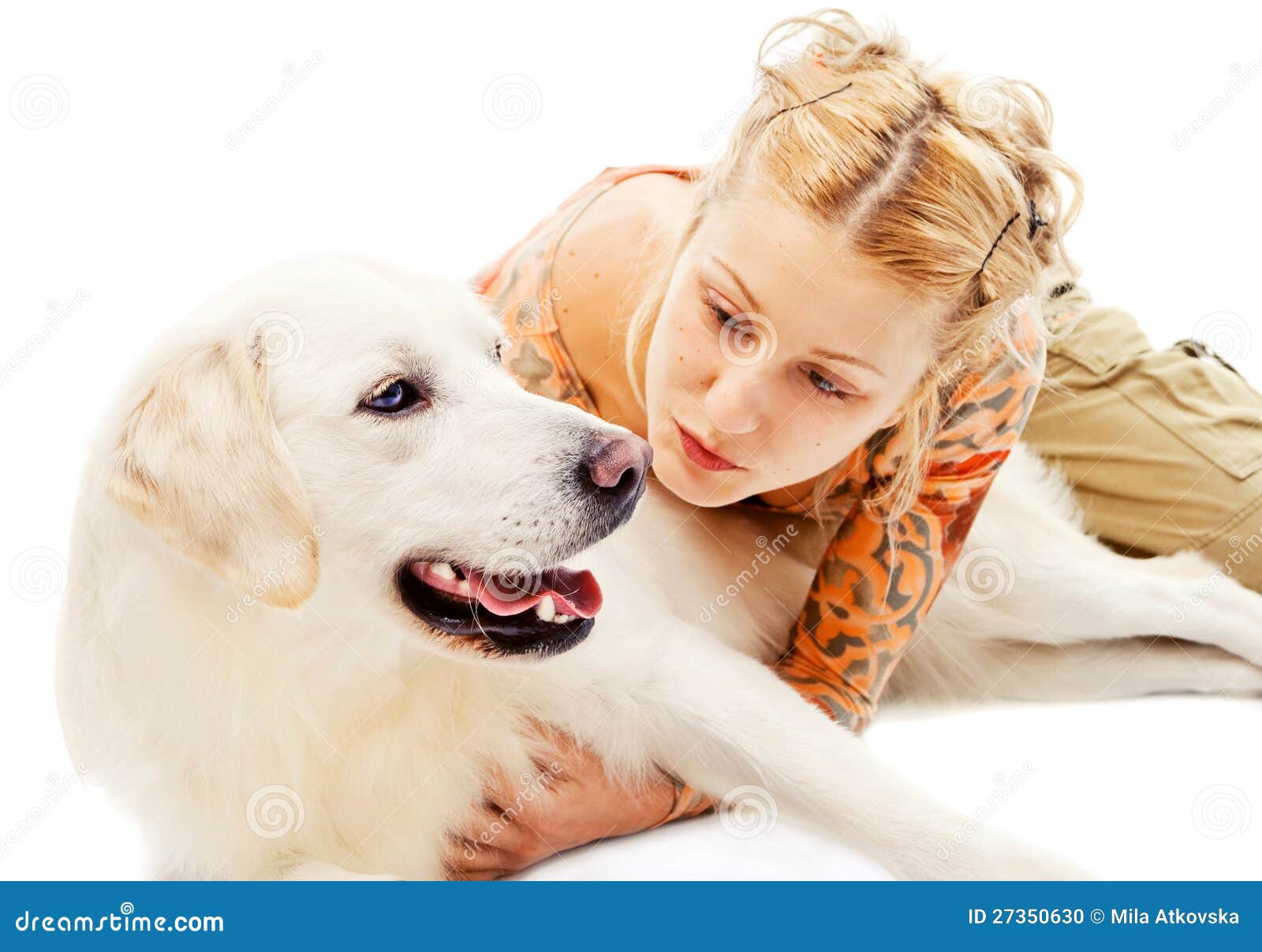拥抱猎犬的逗人喜爱的金发碧眼的女人，查出在白色