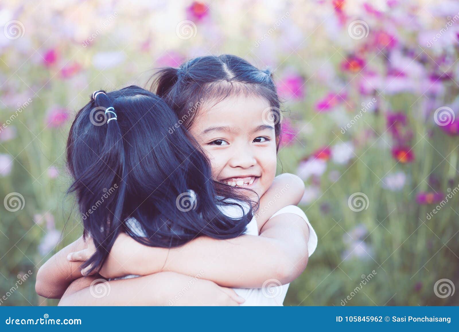两个女孩拥抱在一起 库存照片. 图片 包括有 家庭, 长沙发, 受影响, 关心, 技术支持, 好朋友, 傻瓜 - 202443366
