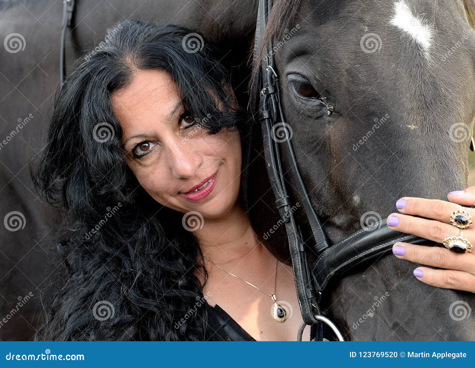 画象妇女和马在室外 妇女拥抱 库存图片. 图片 包括有 减速火箭, 浪漫, 面部, 农村, 乡下, 人们 - 60199245