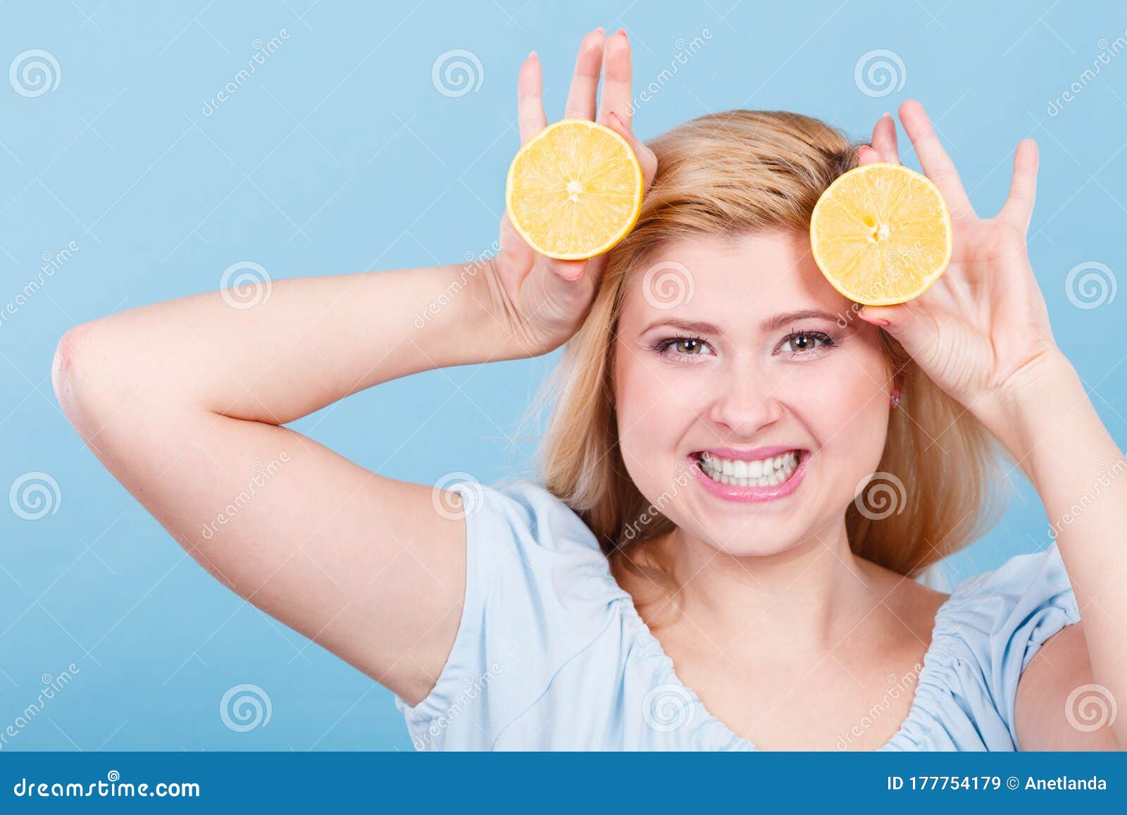 健康的饮食，富含维生素的清爽食物。张开嘴拿着酸柑橘水果柠檬伸出舌头的女人。张开嘴拿着柠檬的女人人像图片免费下载_jpg格式_2521像素_编号 ...
