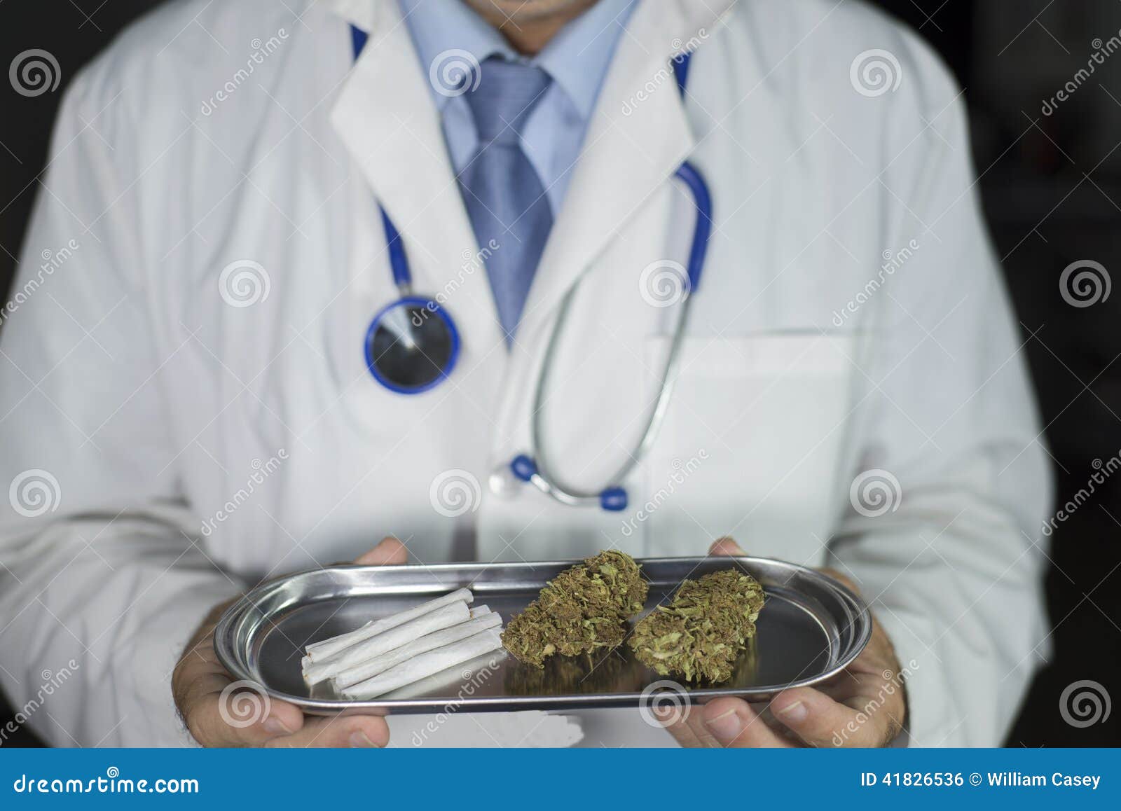 关闭拿着医疗大麻的医生
