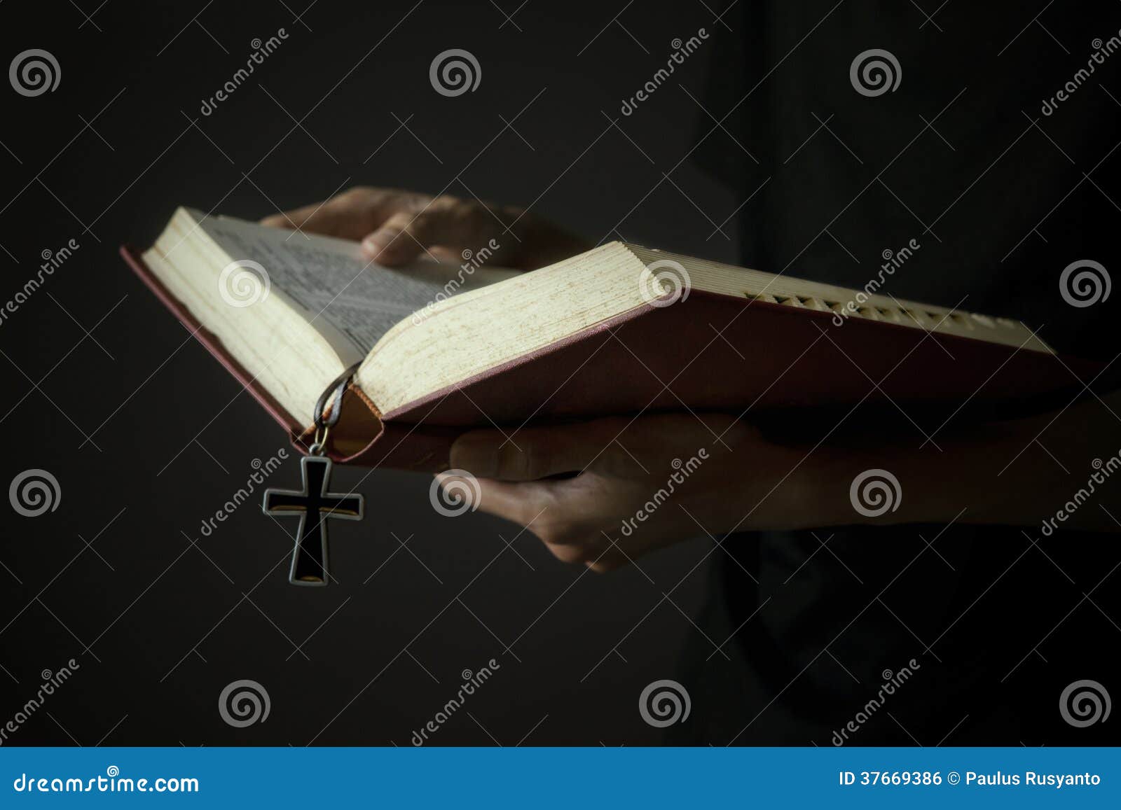 布道期间手里拿着圣经的牧师. 传教士发表了讲话 库存照片. 图片 包括有 上帝, 通信, 生活方式, 钉书匠 - 234597992
