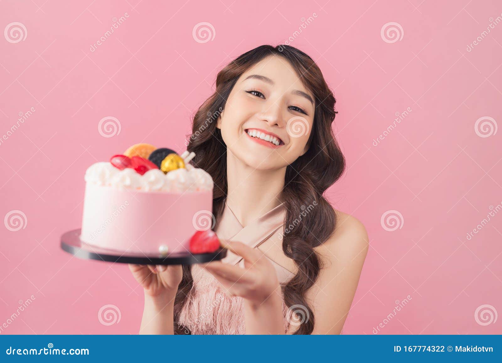 生日蛋糕女孩 库存图片. 图片 包括有 背包, 青少年, 愉快, 食物, 年轻, 相当, 生日, 青春期前 - 7317309