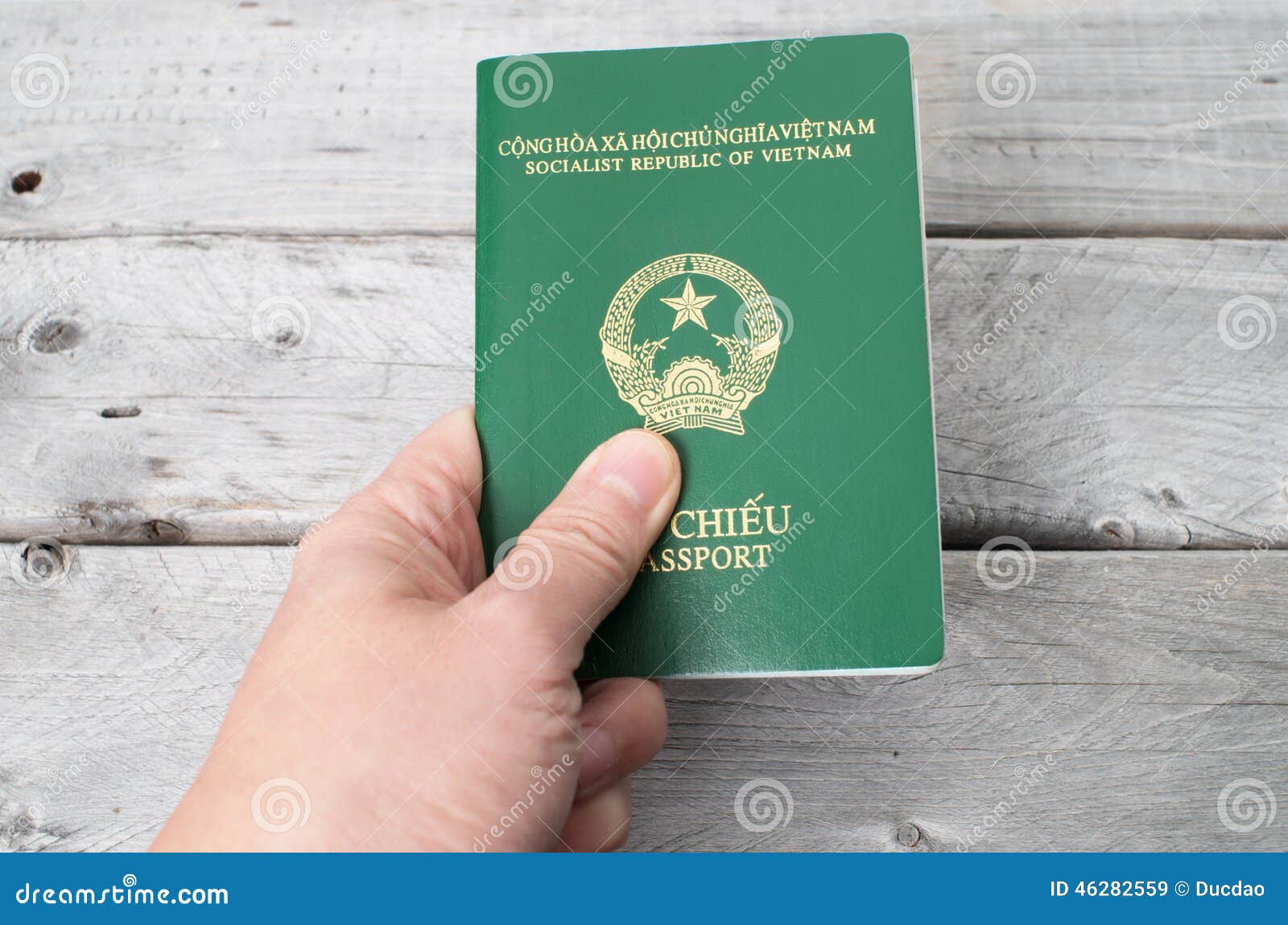 请帮我看看这个越南护照上面哪个是姓？哪个是名？买机票要填写姓名`````_百度知道