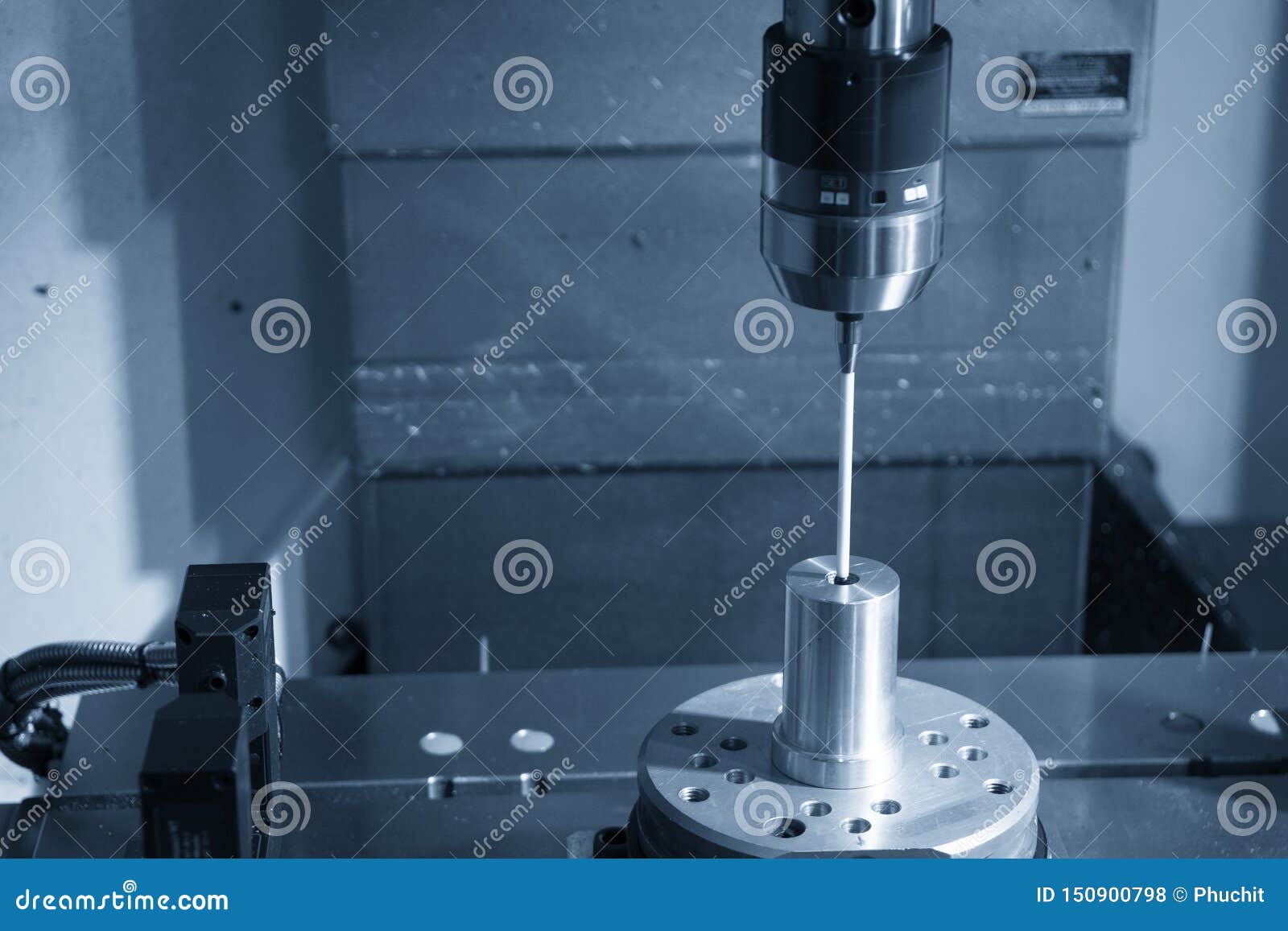 接触测量过程的CNC铣床附上探针