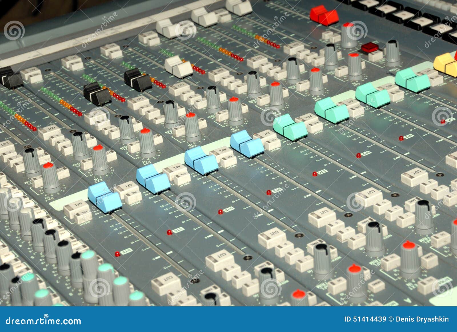 控制台混合的声音. 音频控制台音量控制器瘤搅拌机混合的记录合理的工作室 一台混音器的音量控制器和瘤