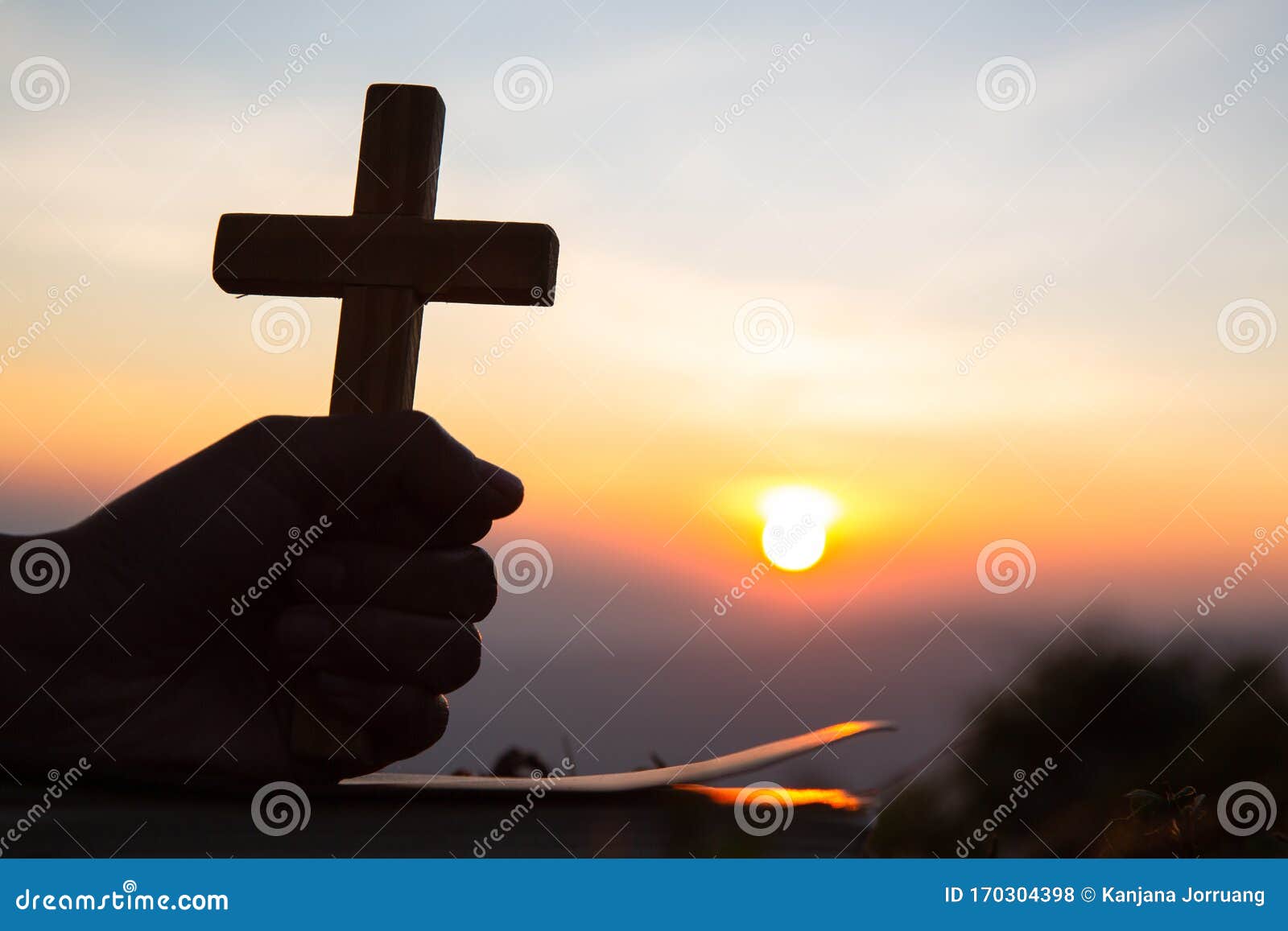 宗教妇女手持十字架祈祷 灵性与天主教 库存图片. 图片 包括有 女性, 基督徒, 坦白, 交代, 宽容 - 168835283