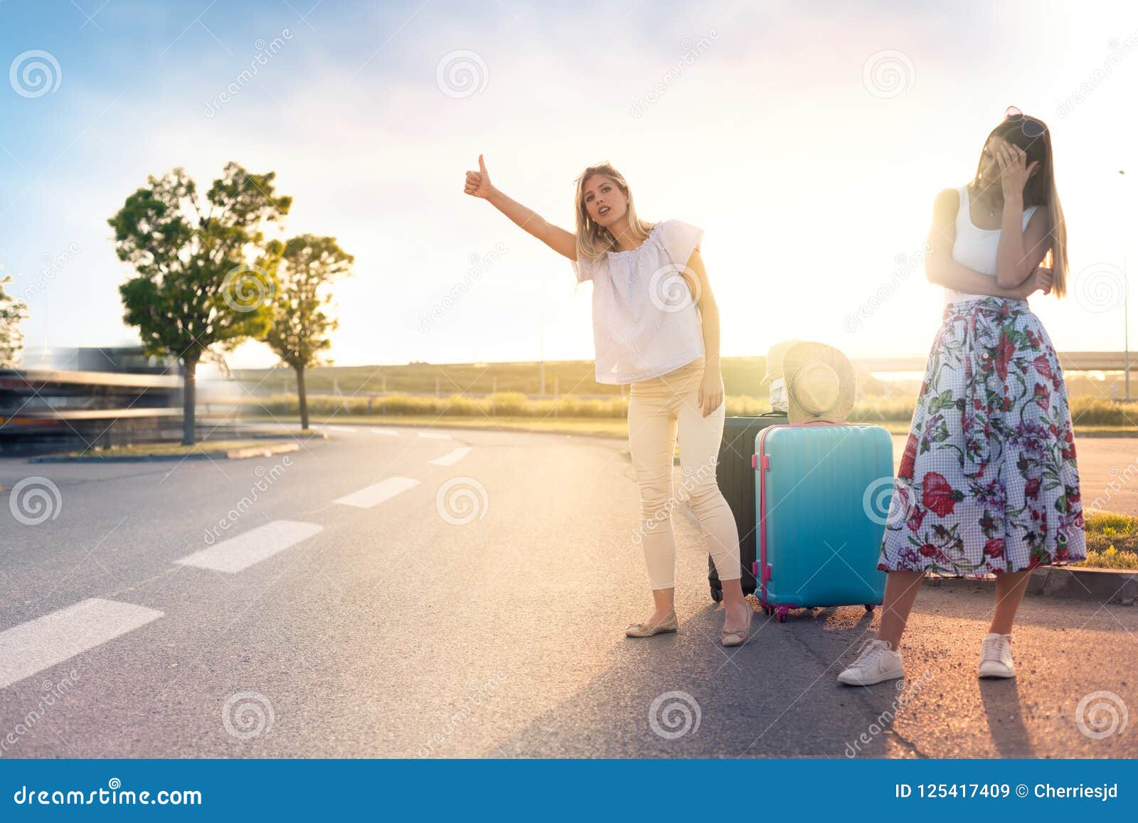 快乐的男人和女人旅行者搭便车搭车插画图片素材_ID:352268973-Veer图库