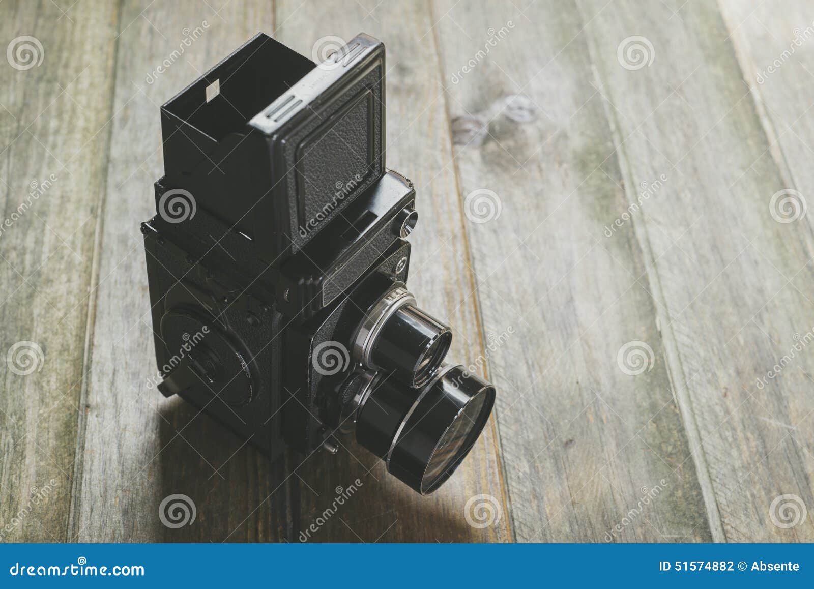 摄象机镜头反射孪生. 老牌照相机特写镜头;中等格式6x6 cm