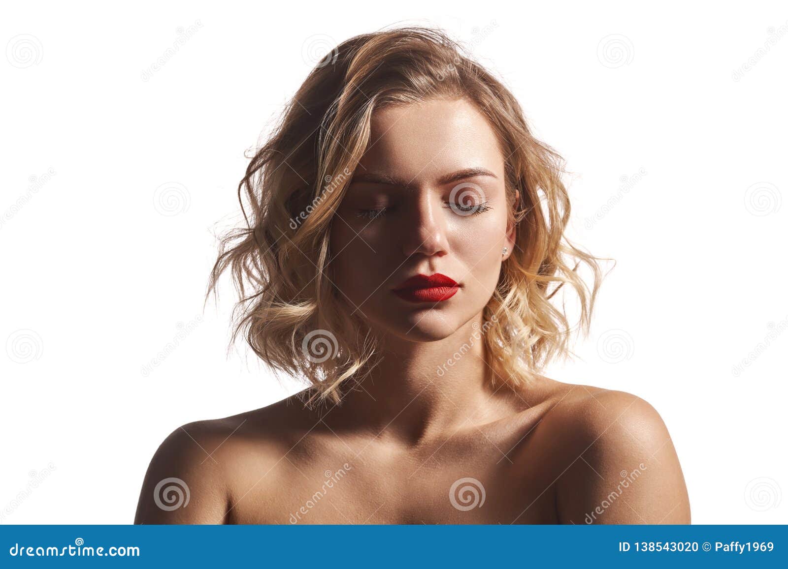 摆在与闭合的眼睛的赤裸美女特写镜头 库存照片. 图片 包括有 肉欲, 华美, 干净, 关心, 脸色, 白种人 - 137392902