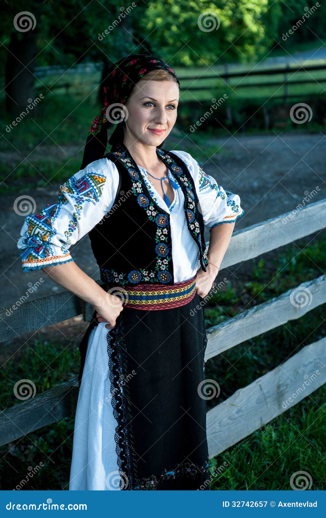 罗马尼亚民间舞蹈在展示2执行 图库摄影片. 图片 包括有 生活, 民间传说, 文化, 罗马尼亚, 上涨, 衣裳 - 74027747