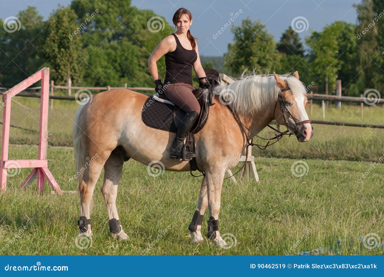 在马的妇女骑马 库存照片. 图片 包括有 外面, 户外, 女孩, 女演员, 享受, 自由, 大农场, 女性 - 38322088