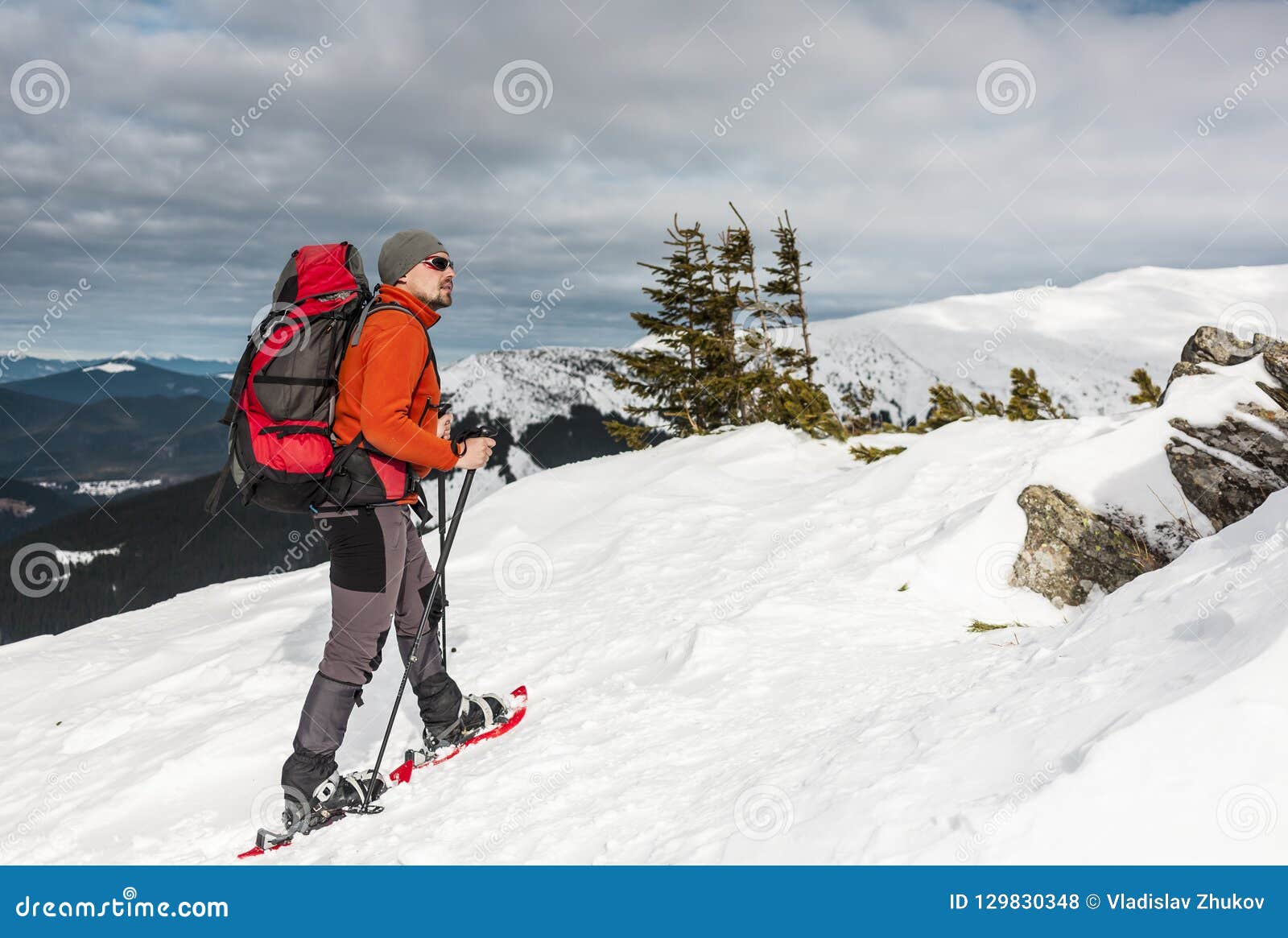年长的高山登山者在一个高海拔的山顶上张开双臂庆祝成功在冬天照片摄影图片_ID:353137738-Veer图库