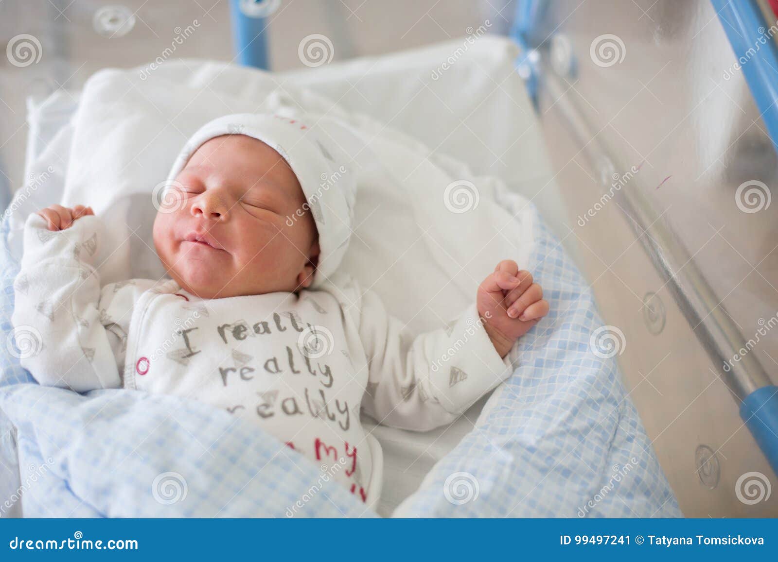 放置在小儿床的新出生的婴孩在产前医院. 美丽的新出生的男婴，放置在小儿床在产前医院