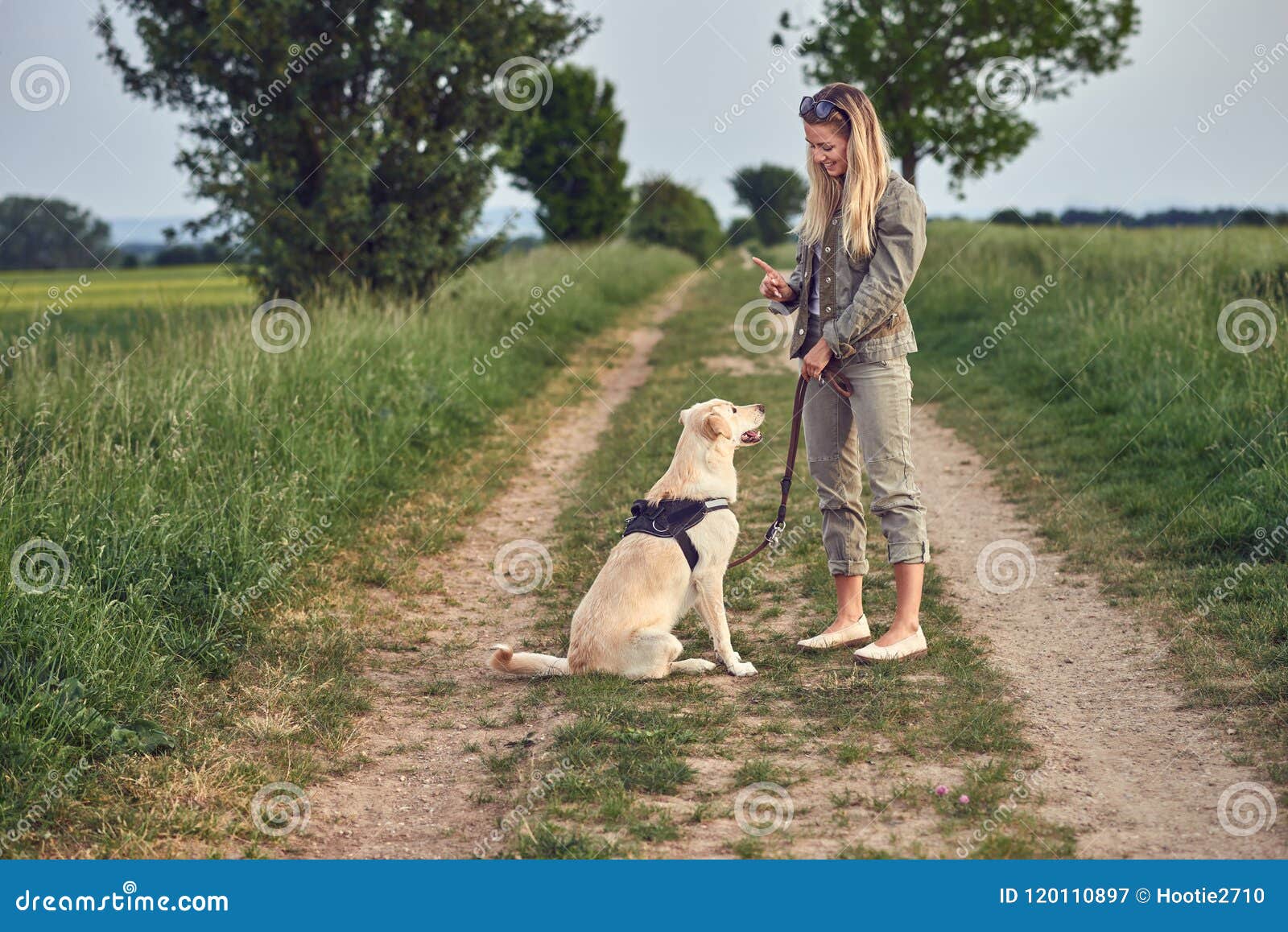 相当走与她的狗的少妇 库存图片. 图片 包括有 纵向, 逗人喜爱, 愉快, 相当, 外套, 成人, 小狗 - 79695875