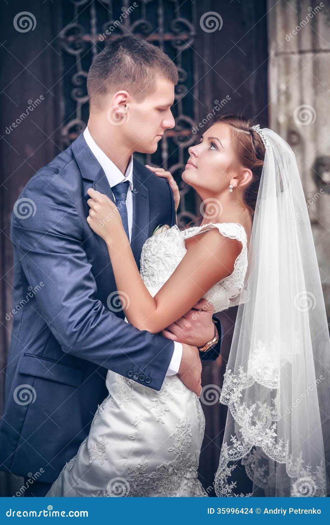 新娘和新郎，亲吻在一个美丽的热带海滩的日落 库存图片. 图片 包括有 英俊, 女性, 丈夫, 愉快, 本质 - 36074407