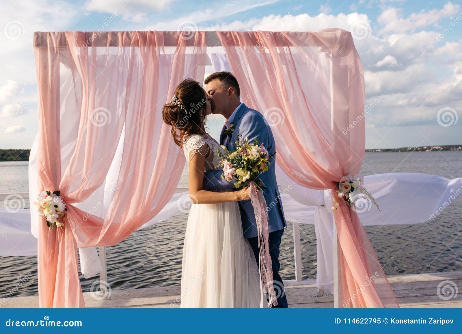 西式婚礼新郎新娘幸福亲吻的剪影浪漫氛围灯光图片下载 - 觅知网