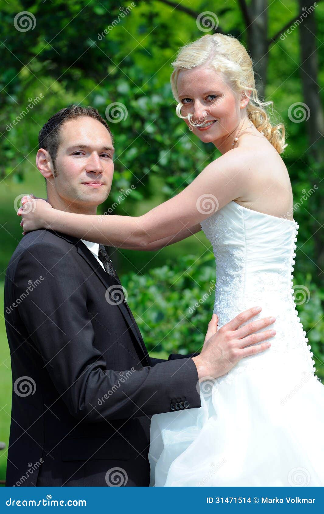 微笑对照相机的新娘夫妇