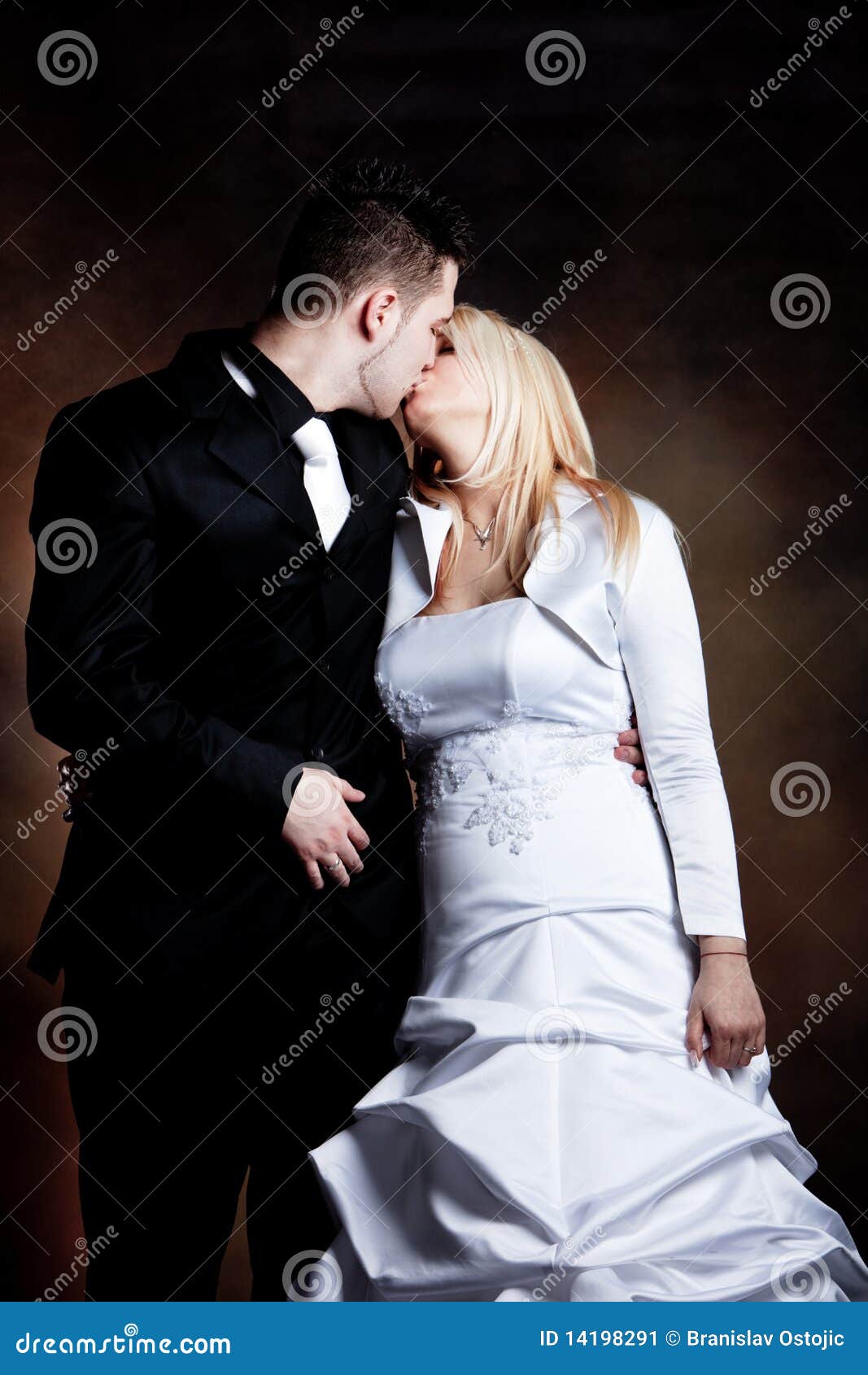婚姻的，美丽的浪漫新娘和新郎亲吻 库存图片. 图片 包括有 系列, 喜悦, 女孩, 愉快, 情感, 新郎 - 67970581