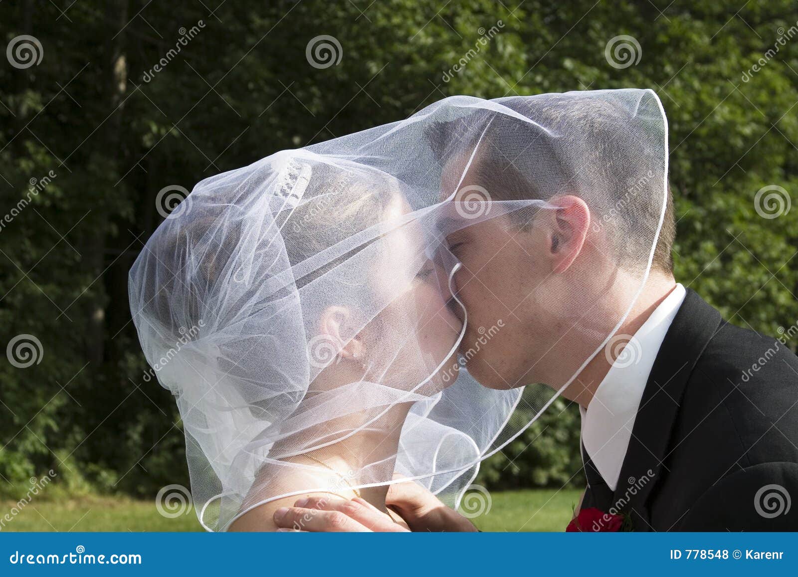 新郎在海边亲吻美丽的新娘。微笑的新婚夫妇照片摄影图片_ID:355034198-Veer图库
