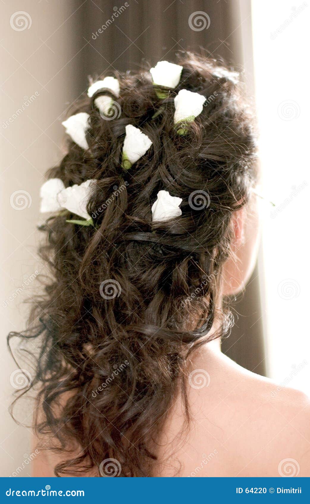 金泰妍惊人的星期六可爱幽灵新娘造型 银色头发披着面纱实在太美_即时尚