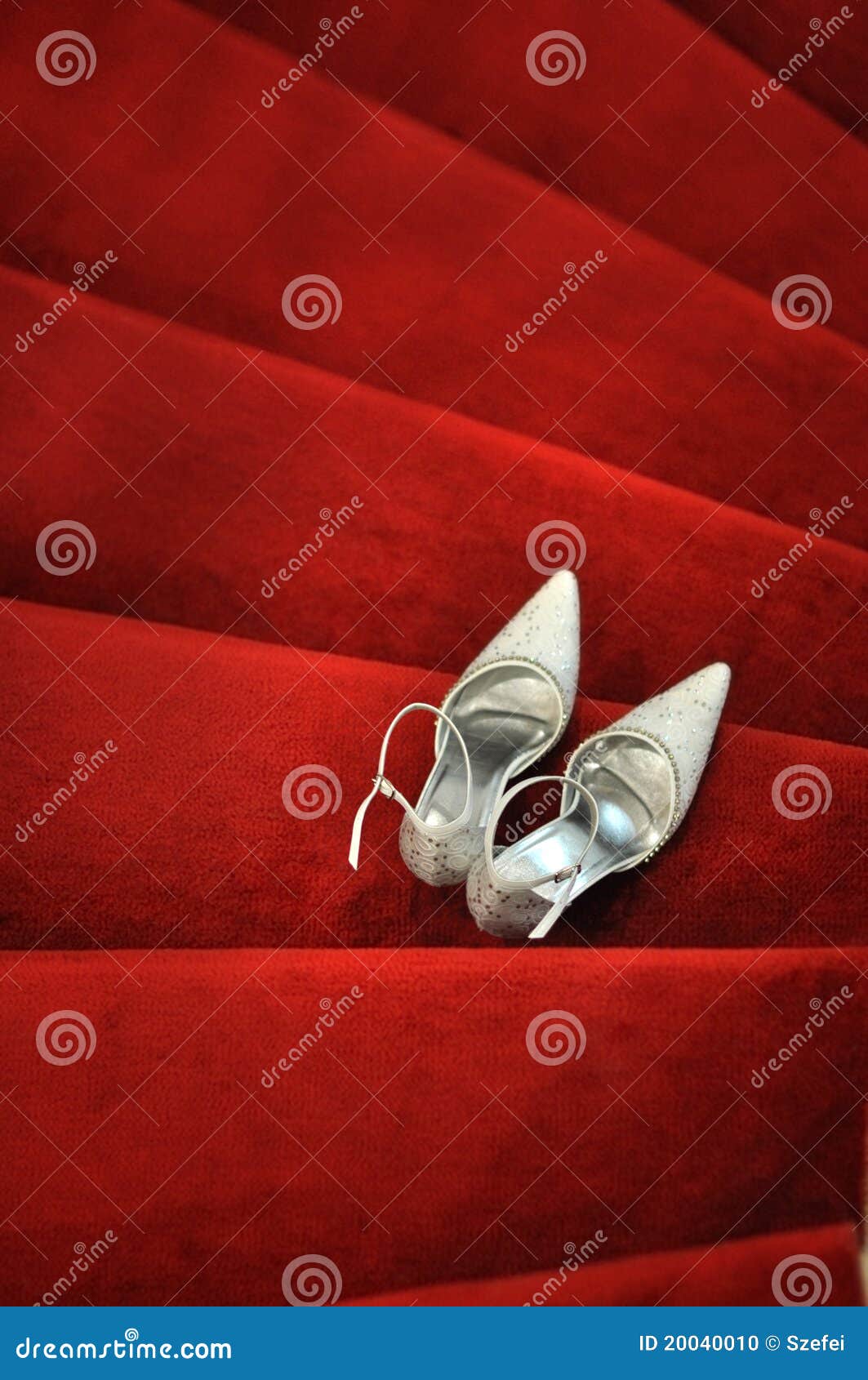 并蒂莲老北京新娘鞋手工绣花婚鞋红色秀禾鞋子千层底中式平底布鞋
