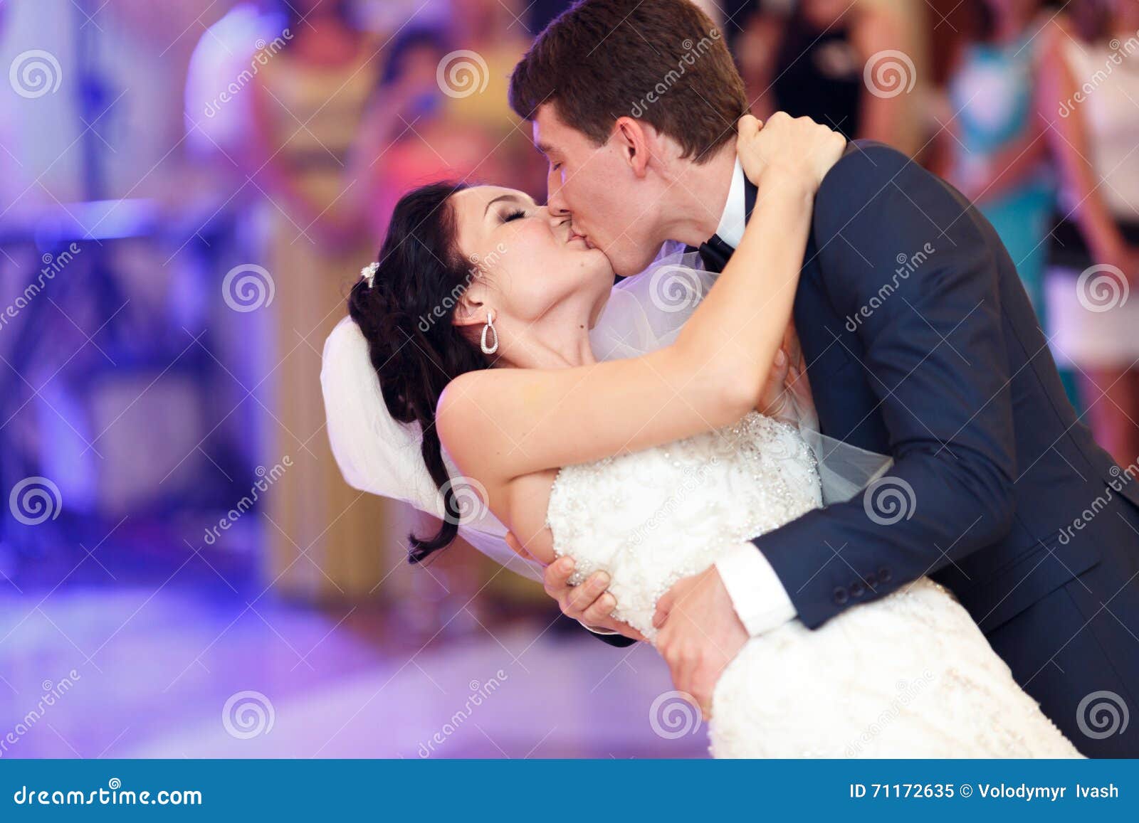亲吻新娘的新郎在他们的婚礼之日 库存图片. 图片 包括有 布赖恩, 女性, 乐趣, 结婚, 绿色, 男人 - 66516683