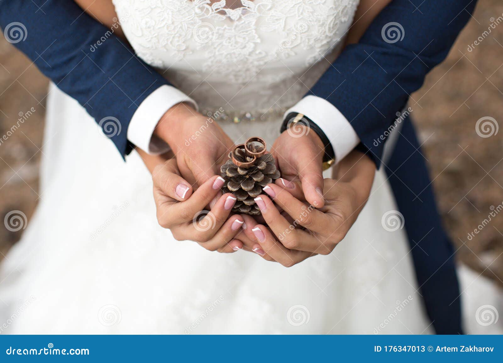 高兴拥抱的新郎新娘图片装饰装修素材免费下载(图片编号:1534069)-六图网