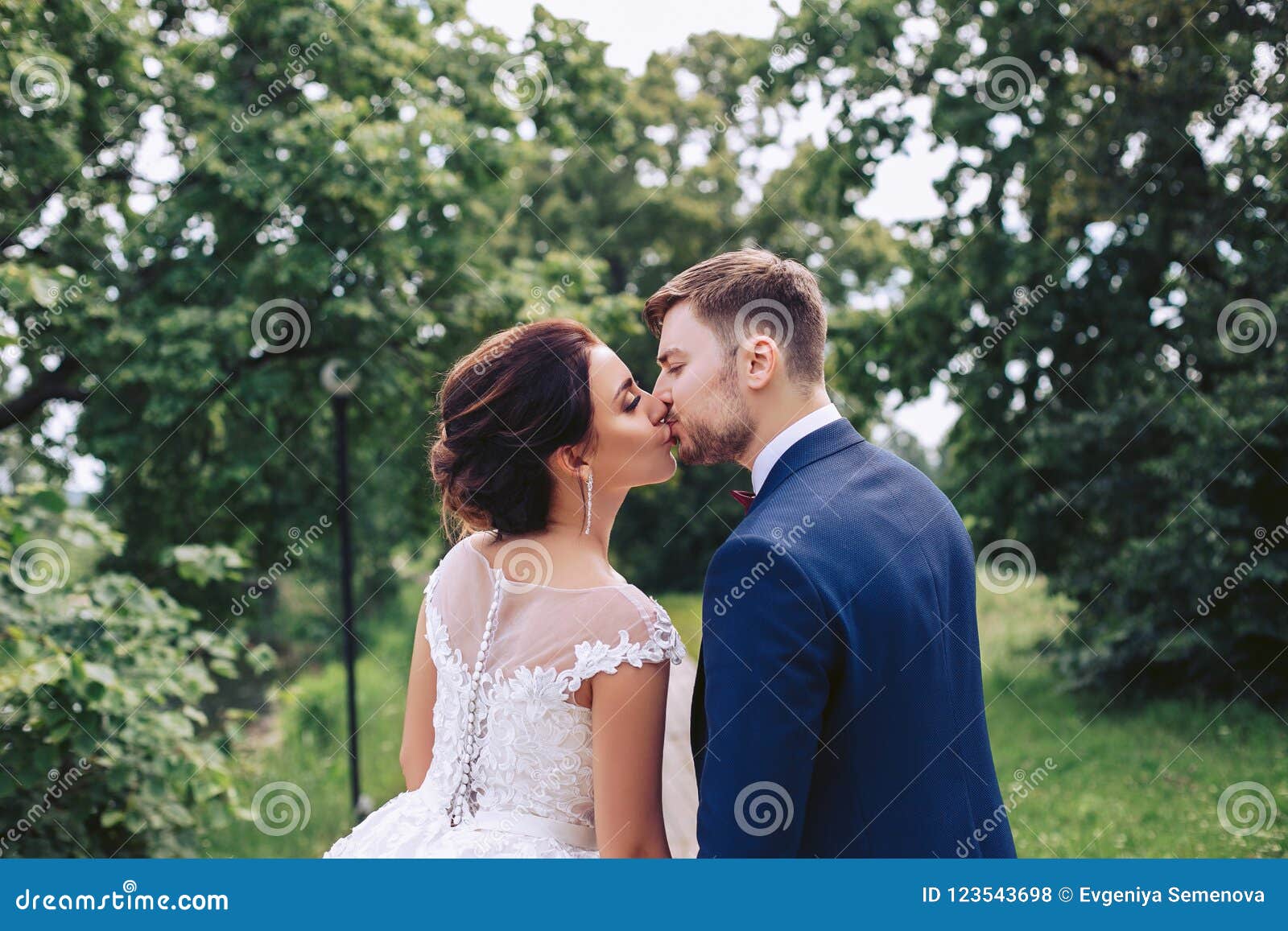 亲吻新娘手的帅哥新郎图片素材-编号27341251-图行天下