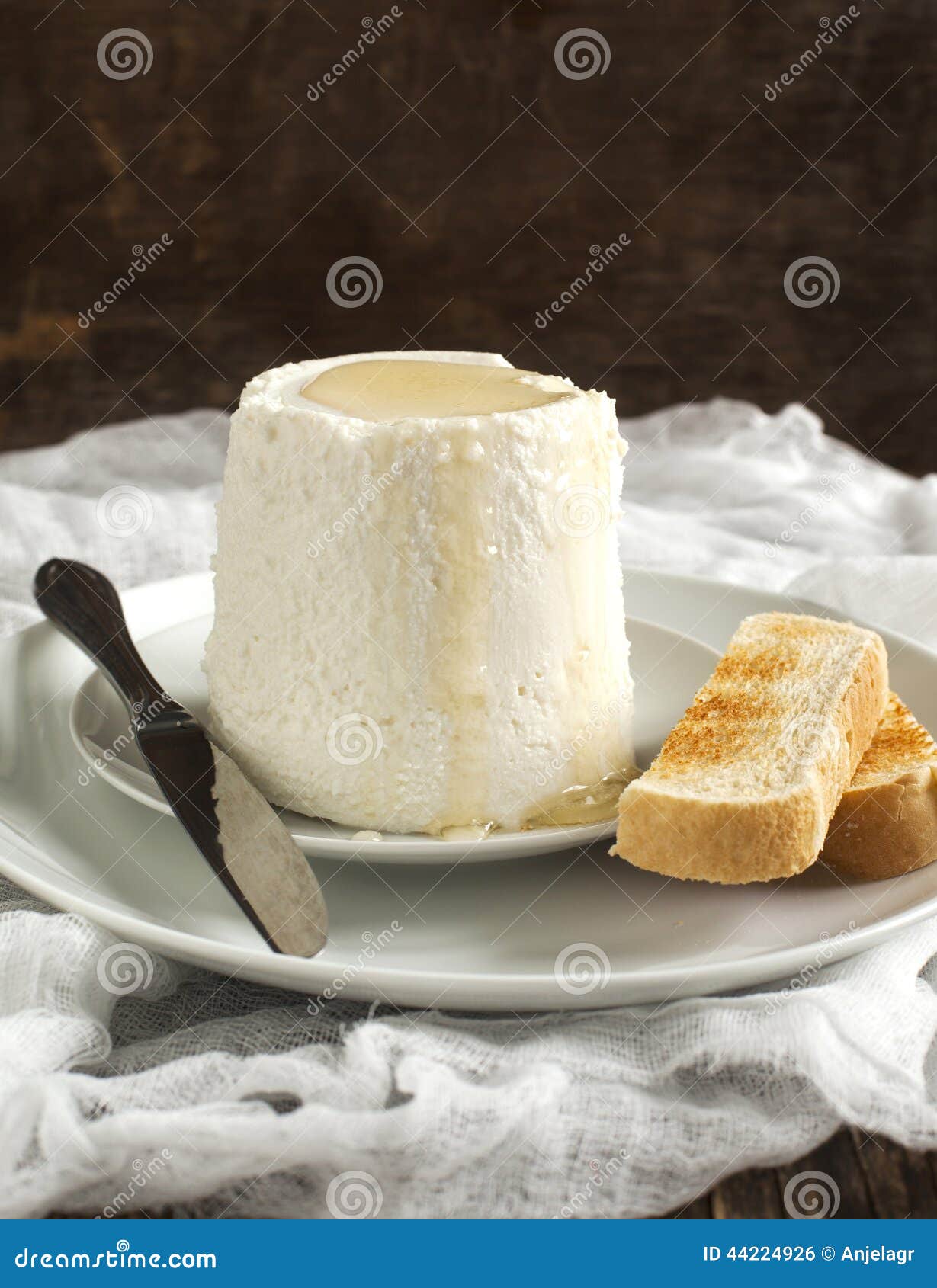 干酪新鲜的意大利ricotta 库存图片. 图片 包括有 牛奶店, 查出, 利科塔, 传统, 干酪, 专业 - 13341533