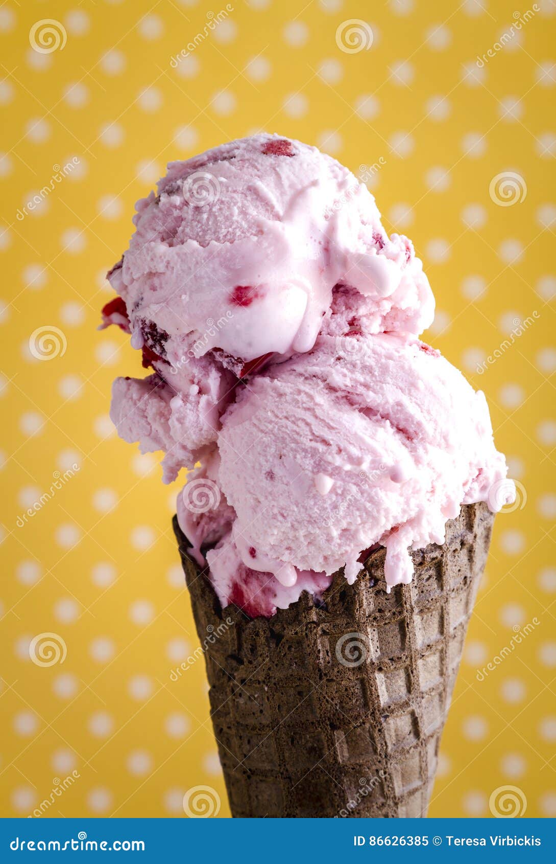 草莓冰淇凌 库存图片. 图片 包括有 红色, 草莓, 食物, 卡路里, 颜色, 营养, 巧克力, 特征, 果子 - 70041393