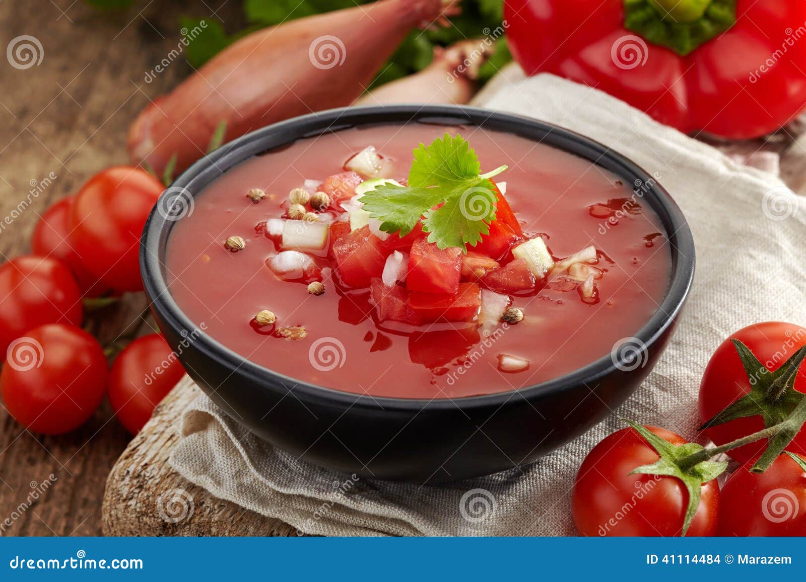 碗新鲜的蕃茄汤Gazpacho