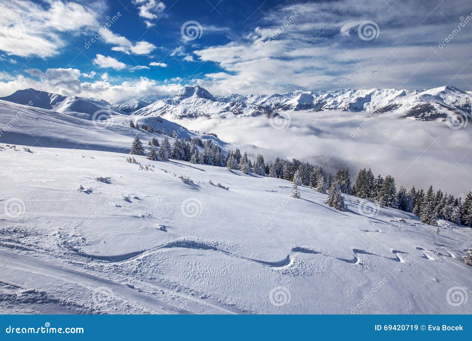 在雪盖的山在蓬松云彩下环境美化 库存图片. 图片 包括有 小山, 包括, 旅游业, 本质, 原野, 云彩 - 91698853